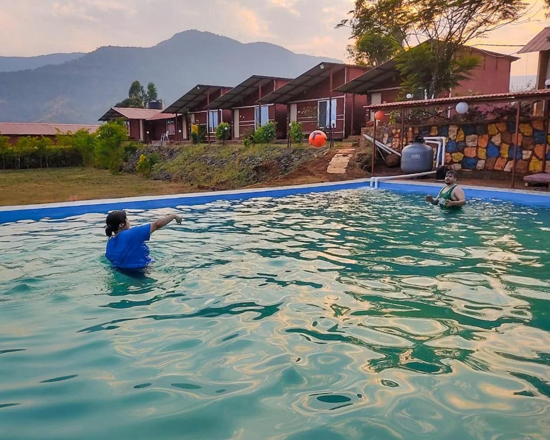 Mysticstays Resort Wai Exteriör bild