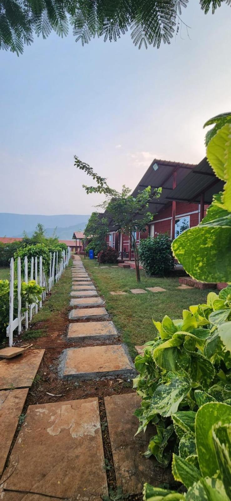 Mysticstays Resort Wai Exteriör bild