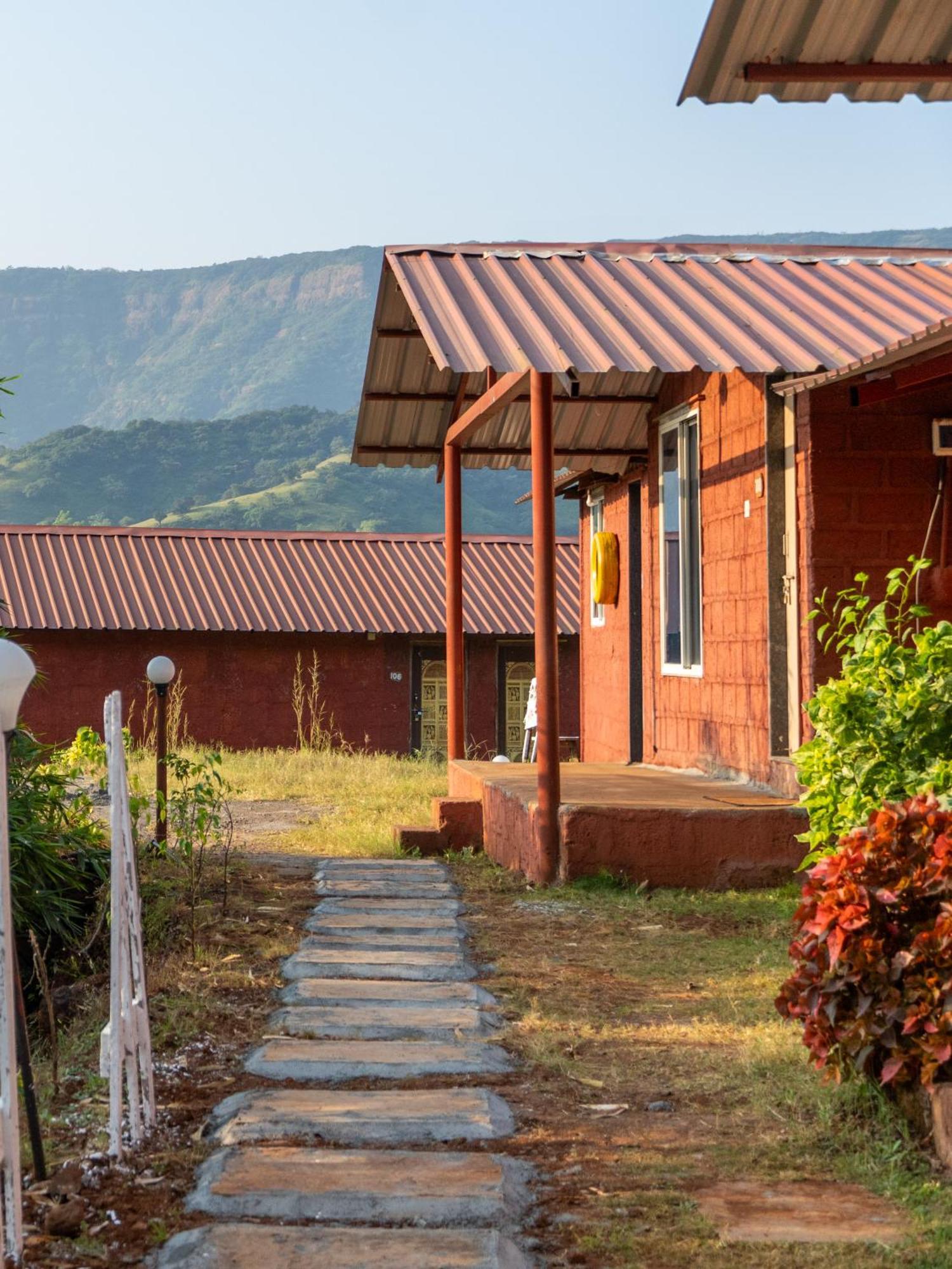 Mysticstays Resort Wai Exteriör bild