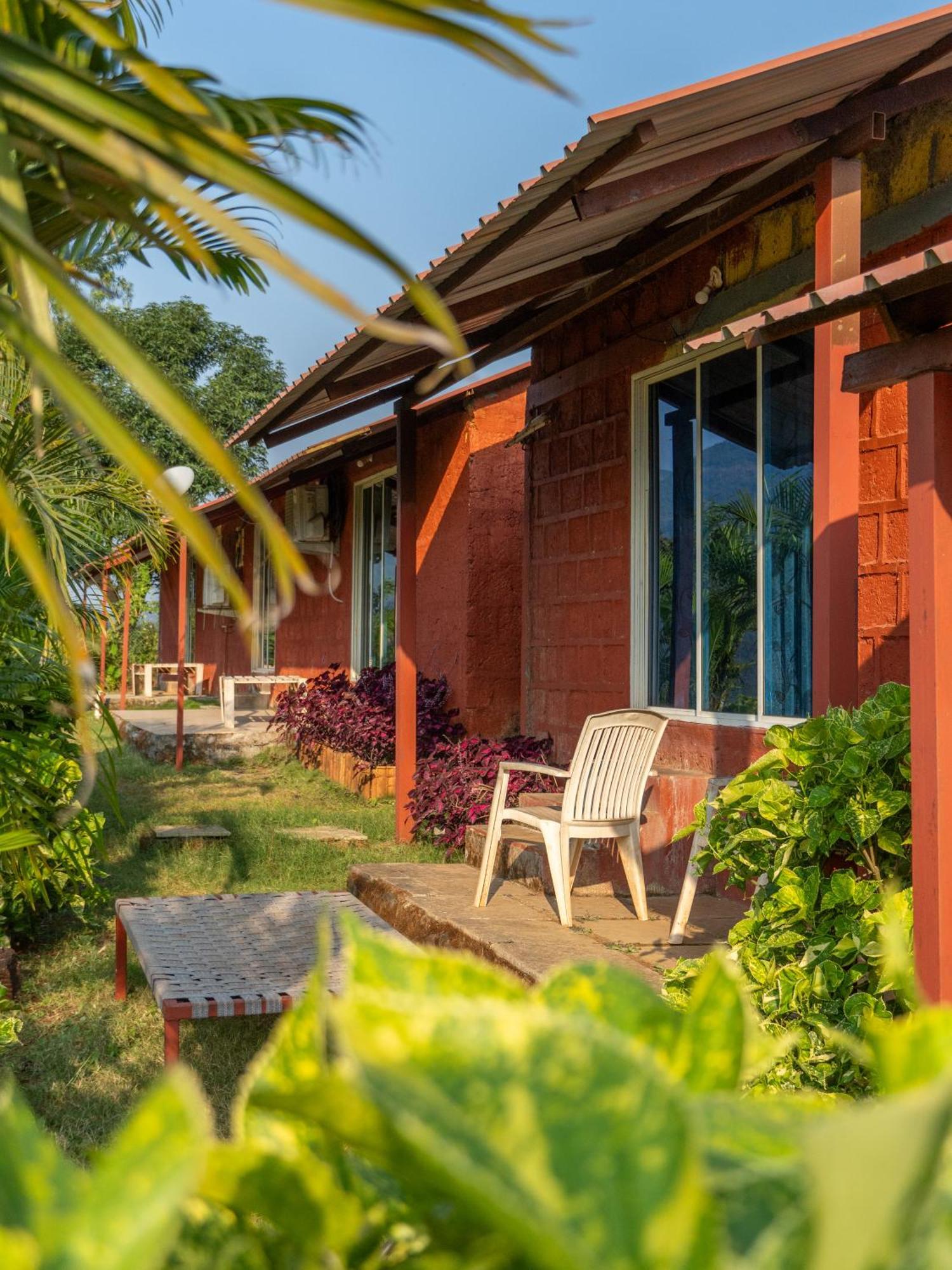 Mysticstays Resort Wai Exteriör bild