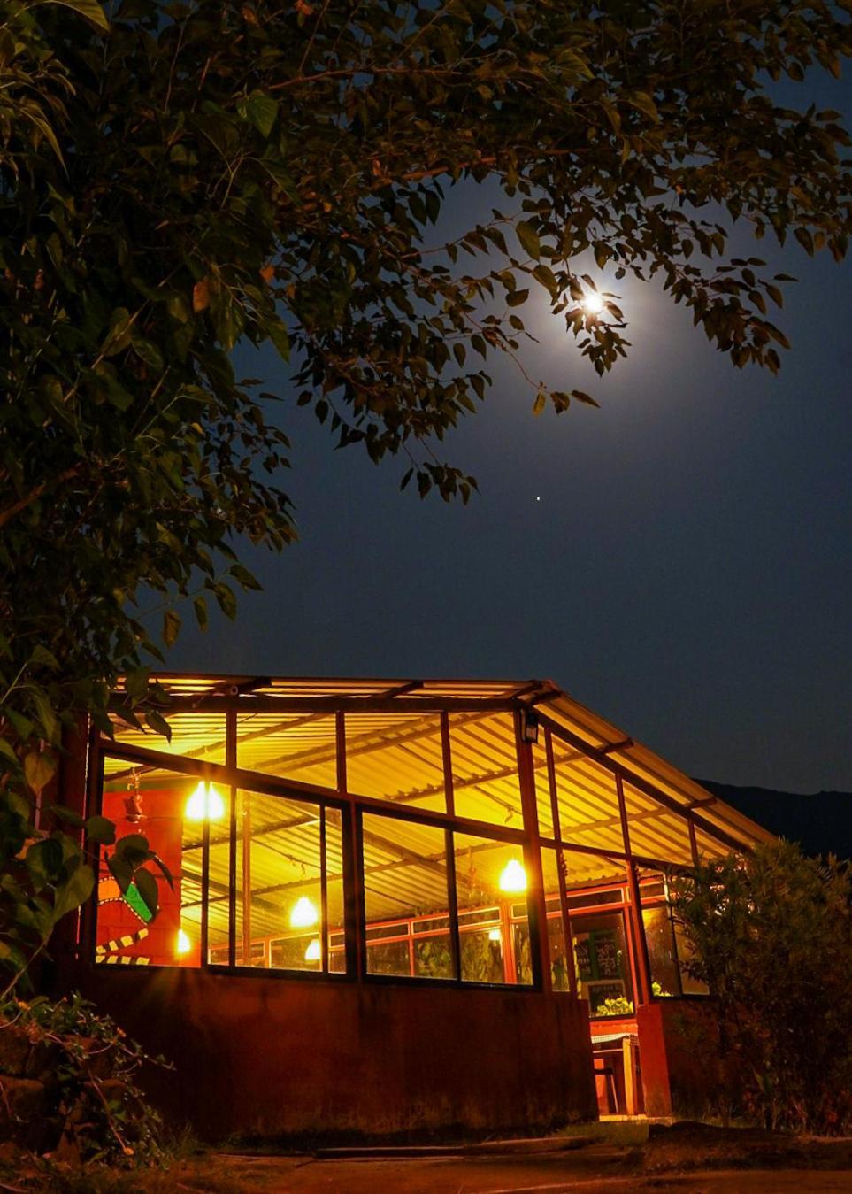 Mysticstays Resort Wai Exteriör bild