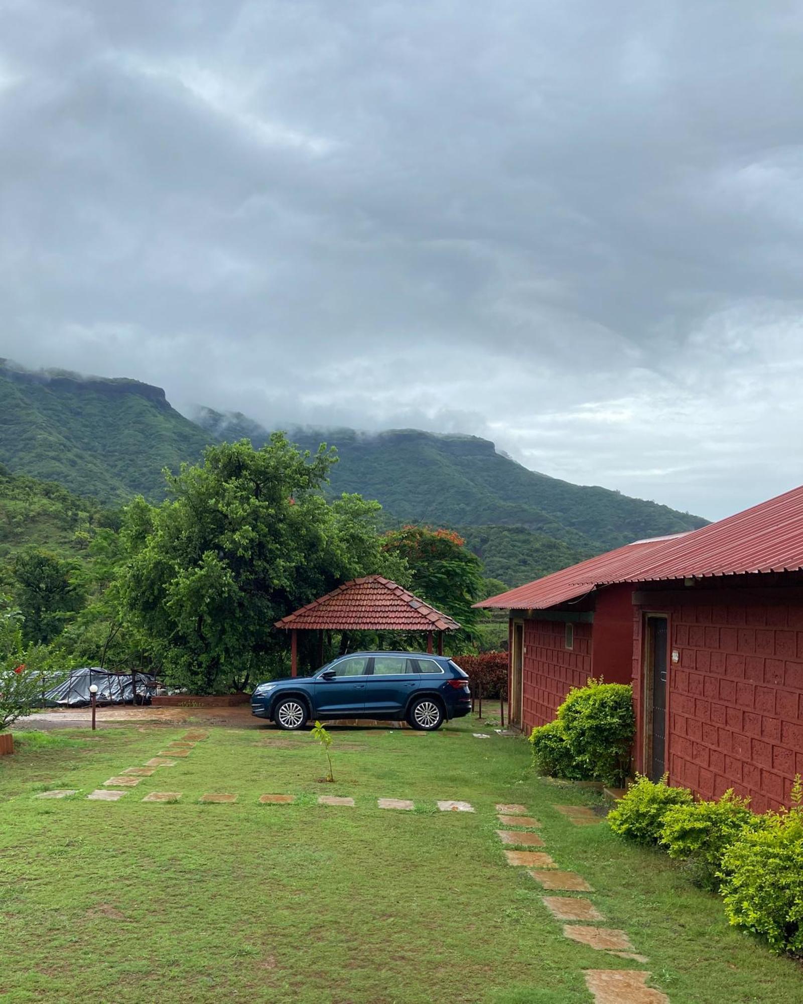 Mysticstays Resort Wai Exteriör bild