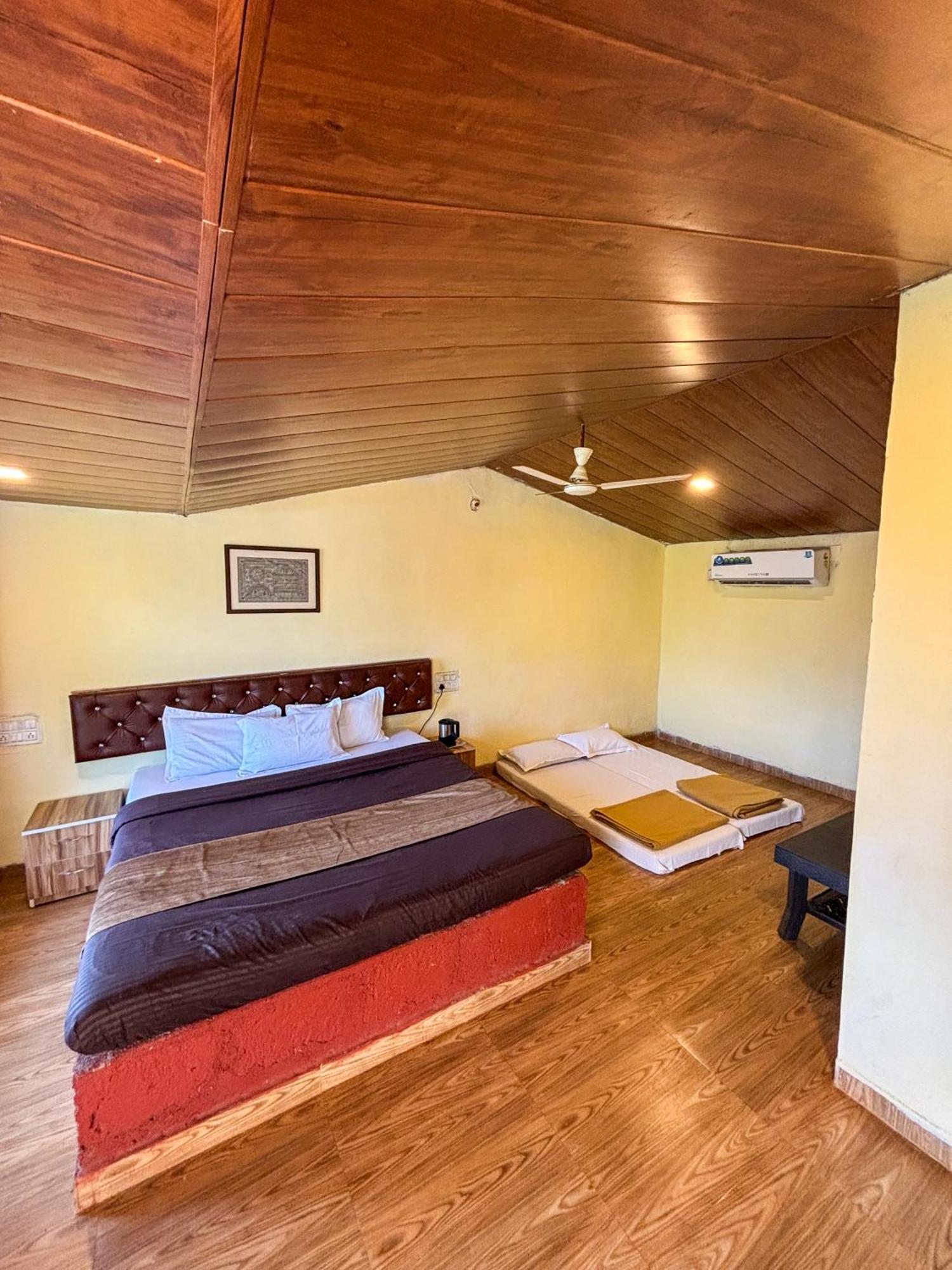 Mysticstays Resort Wai Exteriör bild