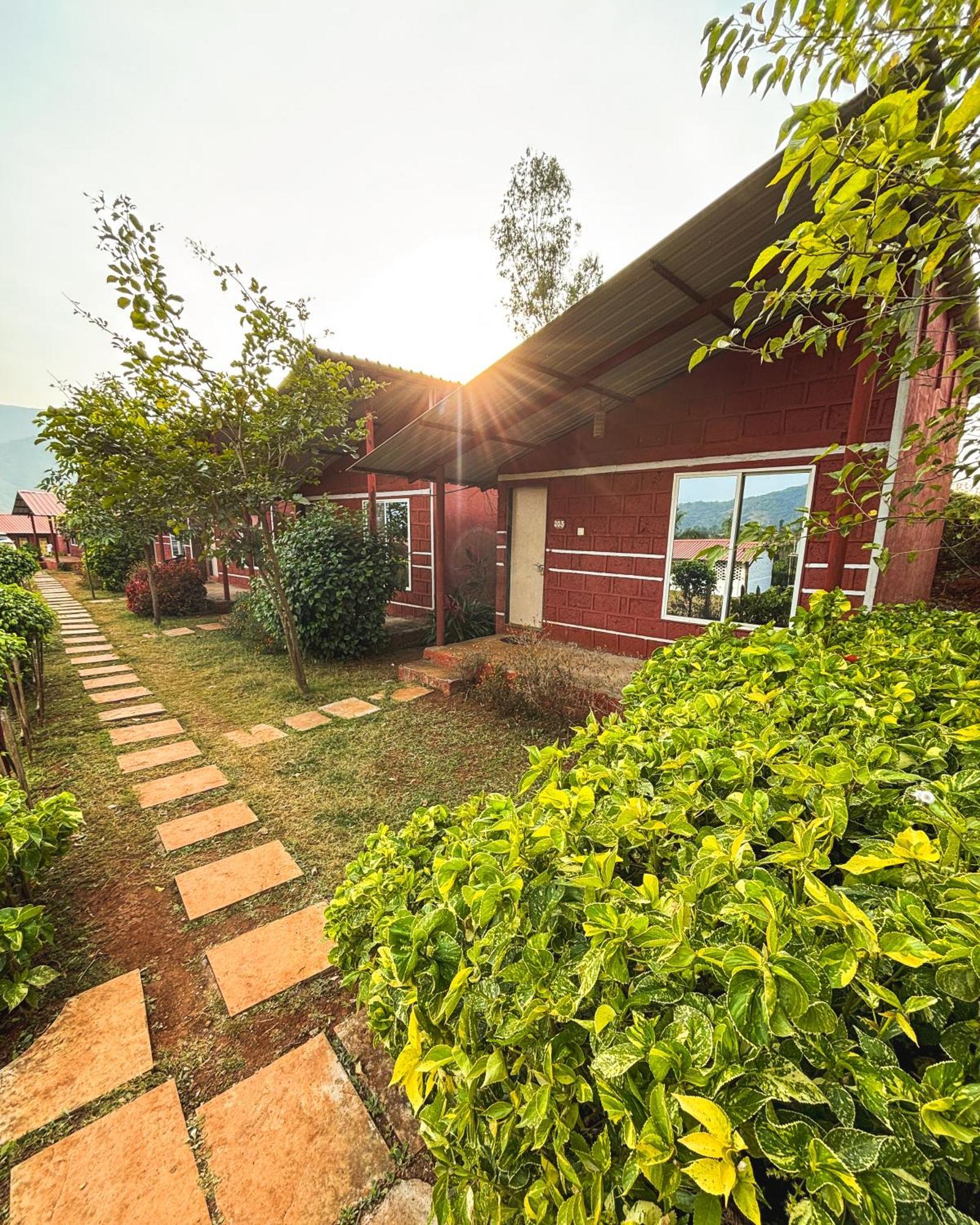 Mysticstays Resort Wai Exteriör bild